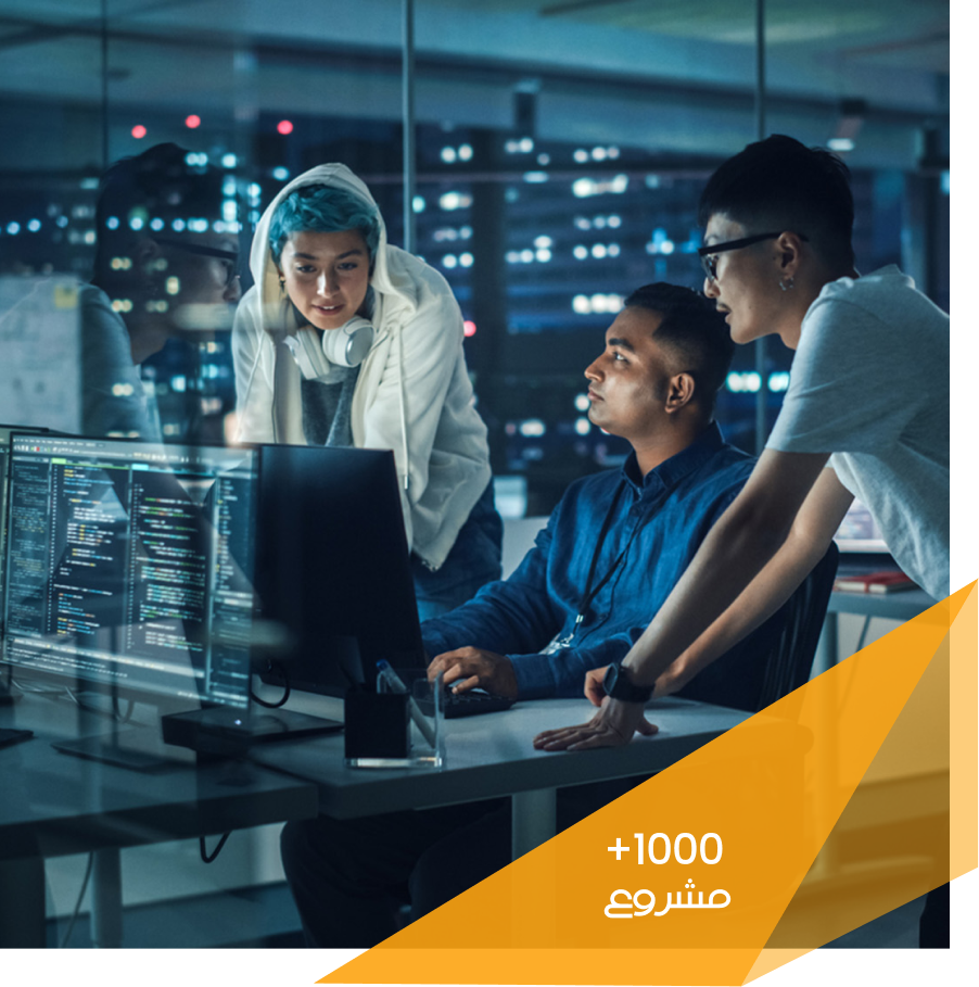 Trois personnes travaillant sur des ordinateurs.